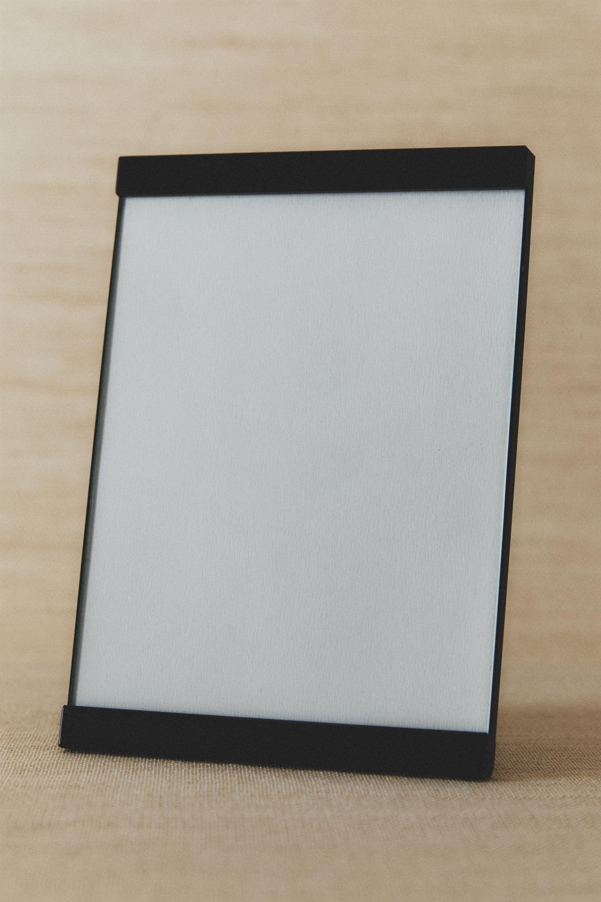 BLACK METAL PICTURE FRAME